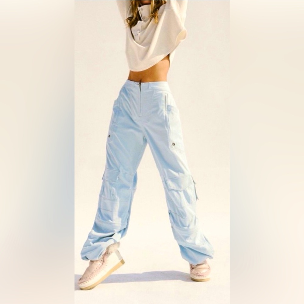 We The Free Have it all Pale Blue Zip-Front Pants S/P
GUC